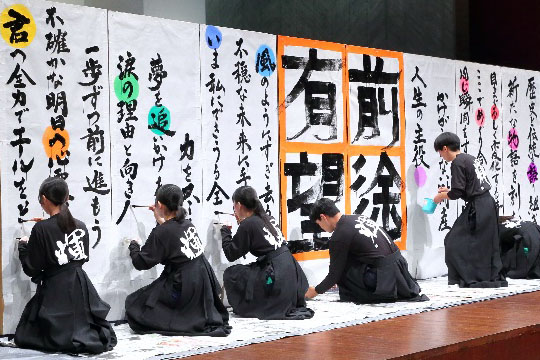 泉心祭（文化祭）ステージ部門の書道部の様子