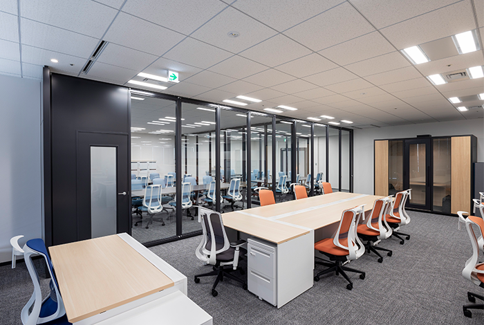『Smart＆compact』<br>社員の生産性が上がる落ち着いたスペースとくつろげる空間を兼ねたオフィス