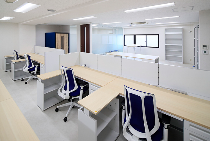 業務特性を考慮したスペースと明るく演出されたオフィス
