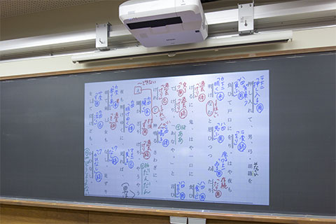 スクリーン無しでも鮮明に投影